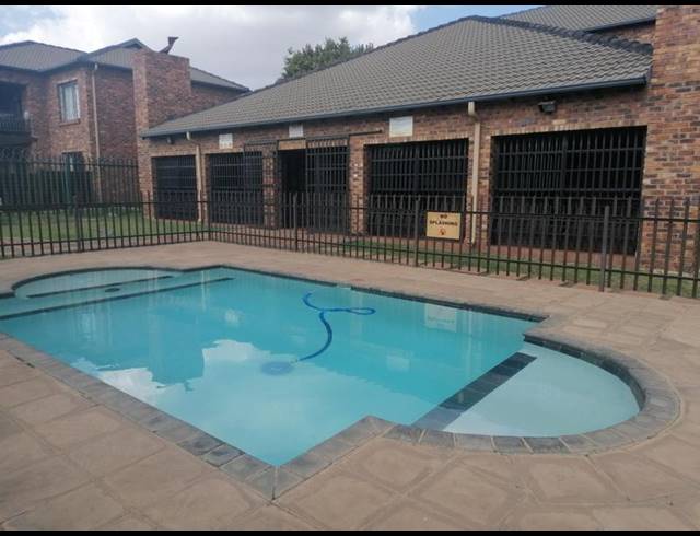 2 BEDROOM TOWNHOUSE FOR SALE IN SONNEVELD